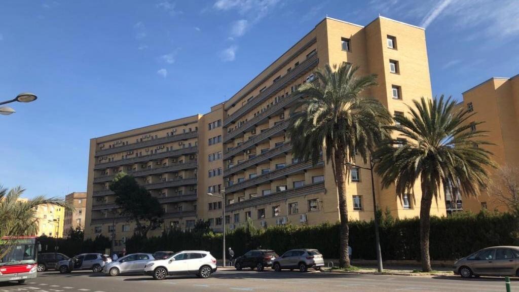 Vista del edificio de la antigua Escuela Enfermería, convertida en hospital-Covid. EE