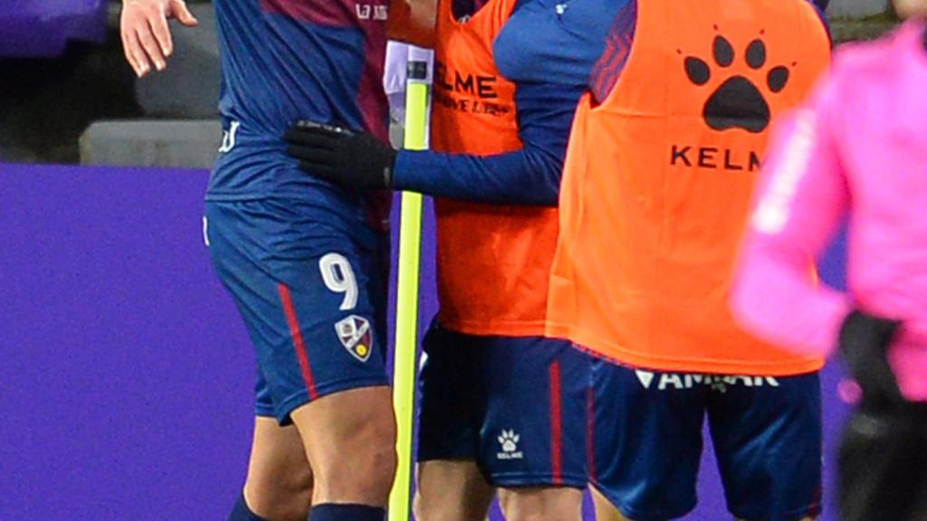 Los jugadores del Huesca celebran su gol junto al banderín