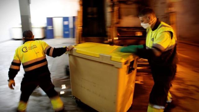 Dos empleados de la empresa concesionaria de la limpieza de A Coruña.