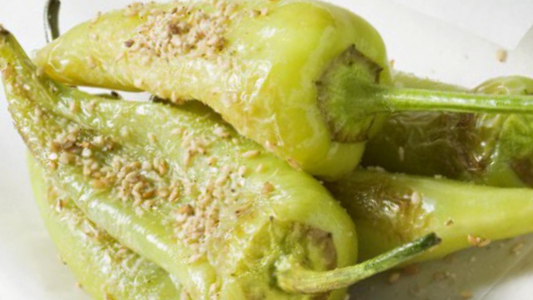 Pimientos rehogados con sal de sésamo.