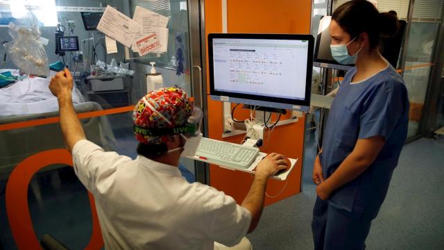 Profesionales sanitarios trabajan en una de las UCI del Hospital Clínic de Barcelona para pacientes covid. EFE/Toni Albir