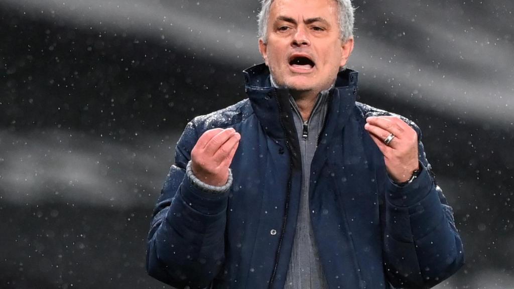 Mourinho protesta una decisión en la banda