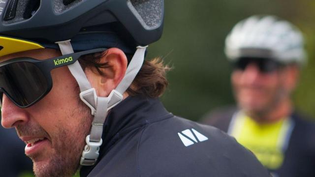 Fernando Alonso durante una salida en bici