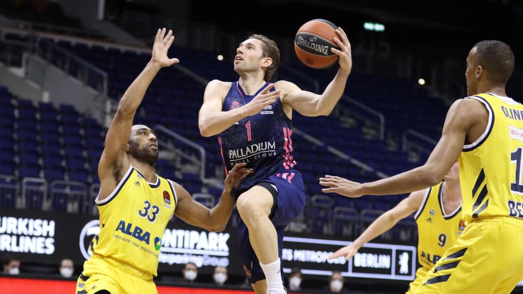 Causeur anotando ante Alba Berlin