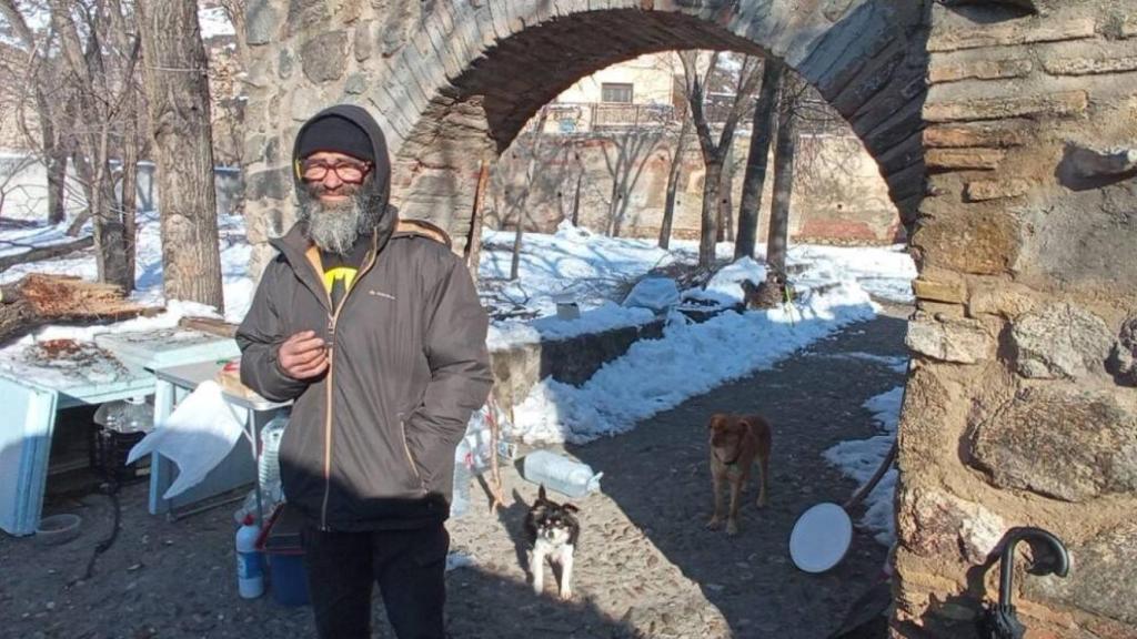 Miguel devuelve la imagen de los indigentes viviendo bajo los puentes de los ríos, en este caso del Tajo a su paso por Toledo