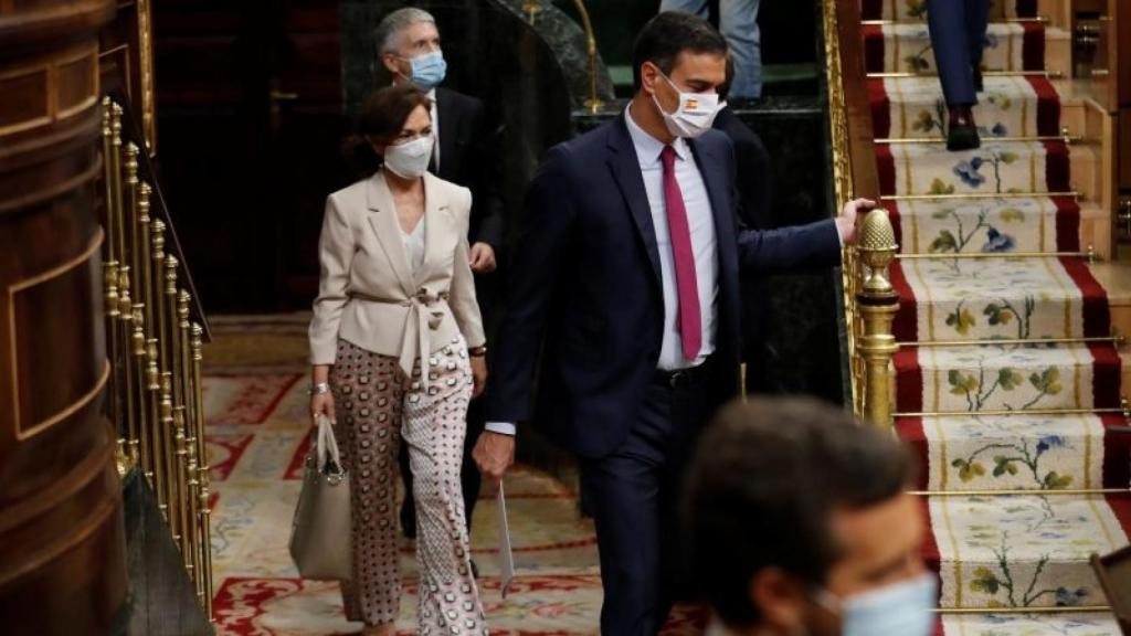 Sánchez, en el Hemiciclo del Congreso junto a la vicepresidenta Calvo.