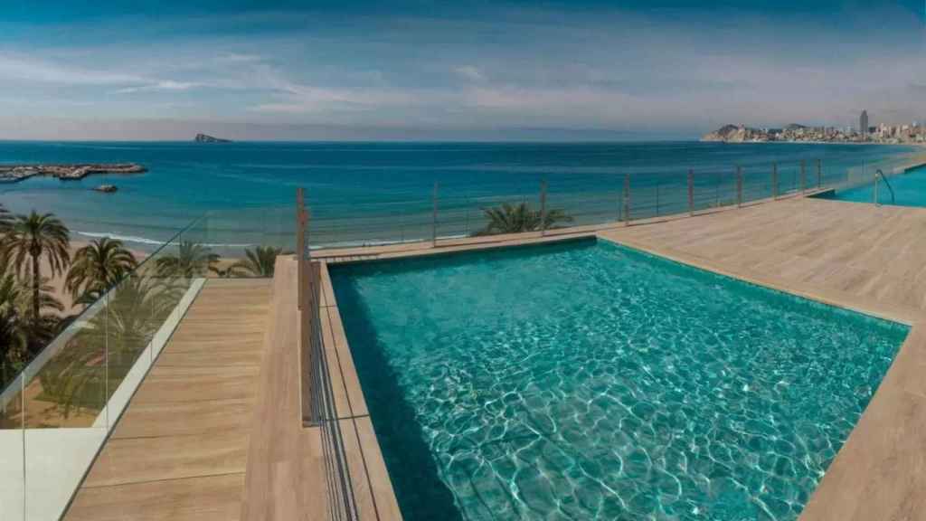 Piscina del nuevo hotel H10 Poniente en Benidorm.