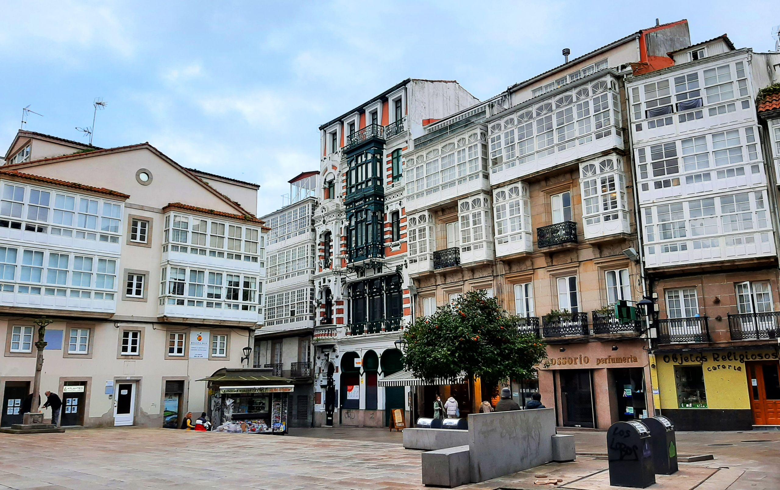 Vista del edificio, frente a la Iglesia de San Nicolás, en el que instaló su estudio Manuel Ferrol (Nuria Prieto)