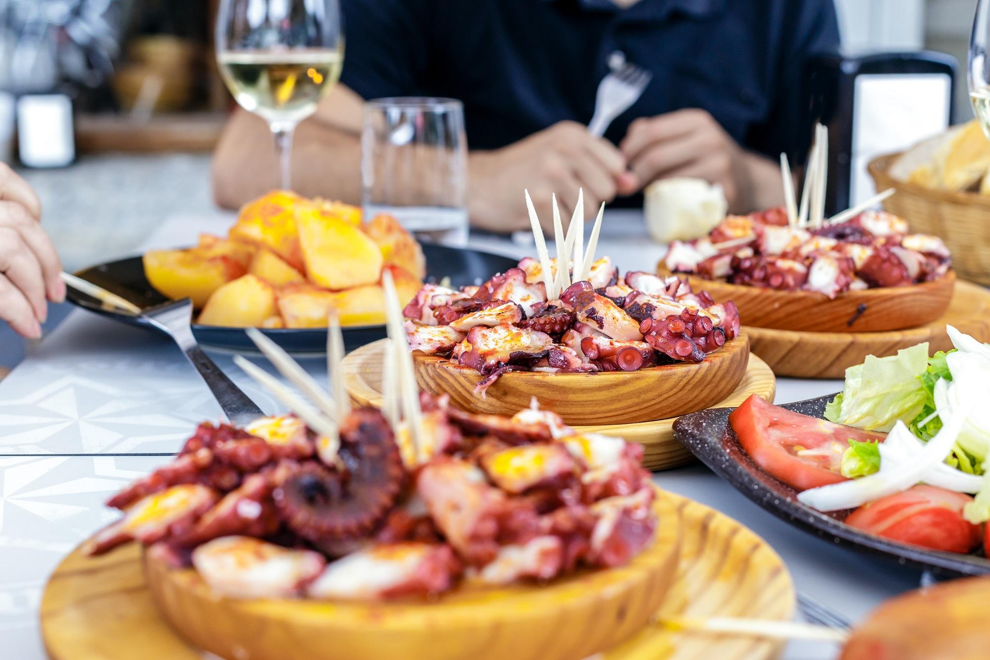Pulpo á feira, platos típico de Galicia en una foto de archivo. Foto. Shutterstock