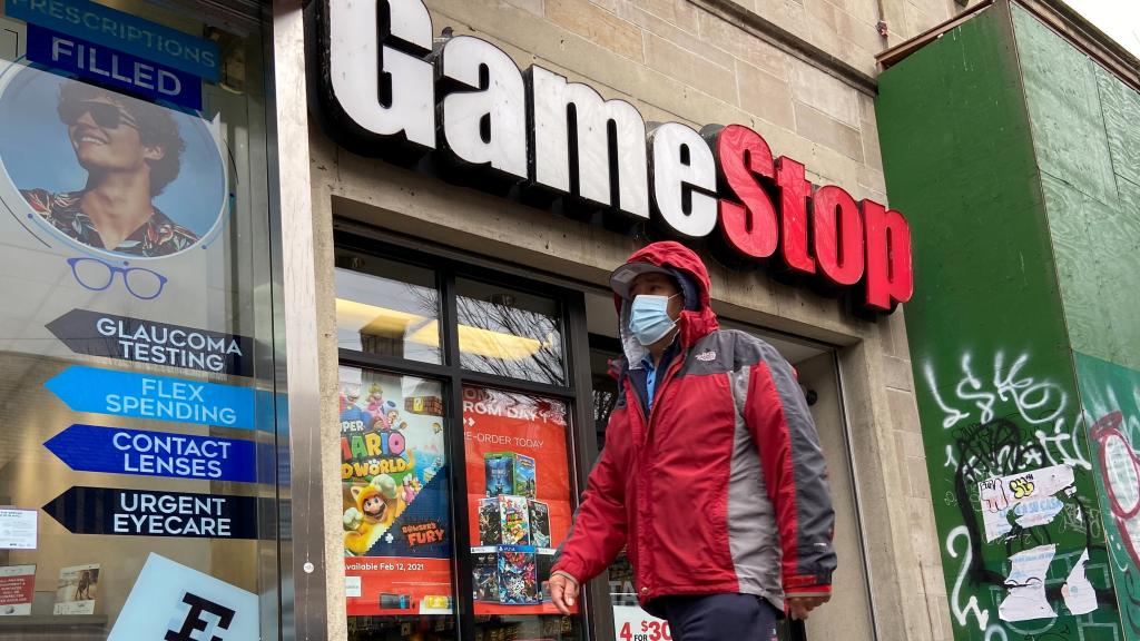 Una tienda GameStop en el Nueva York de la pandemia.