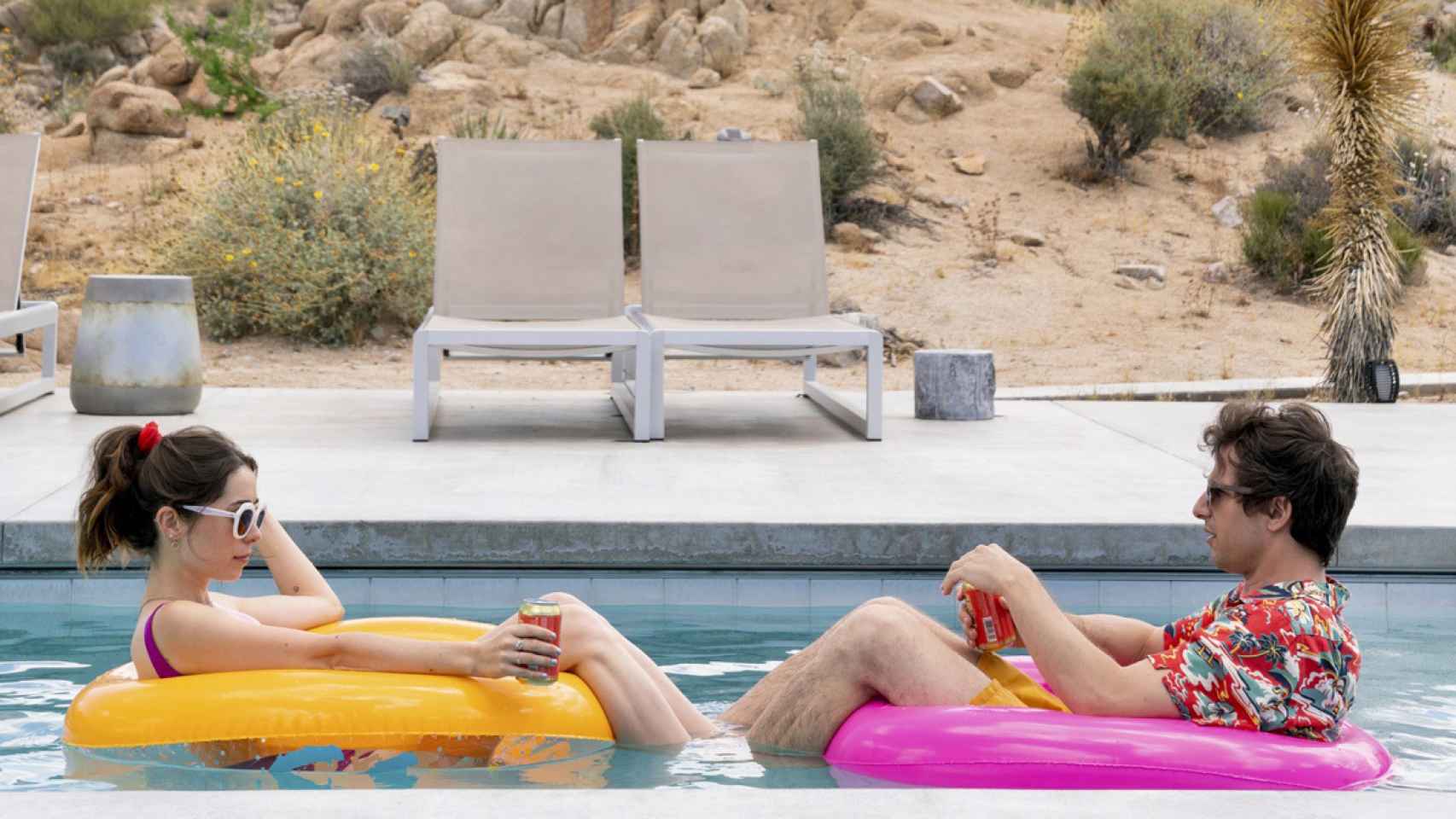 Cristin Milioti y Andy Samberg protagonizan 'Palm Springs'