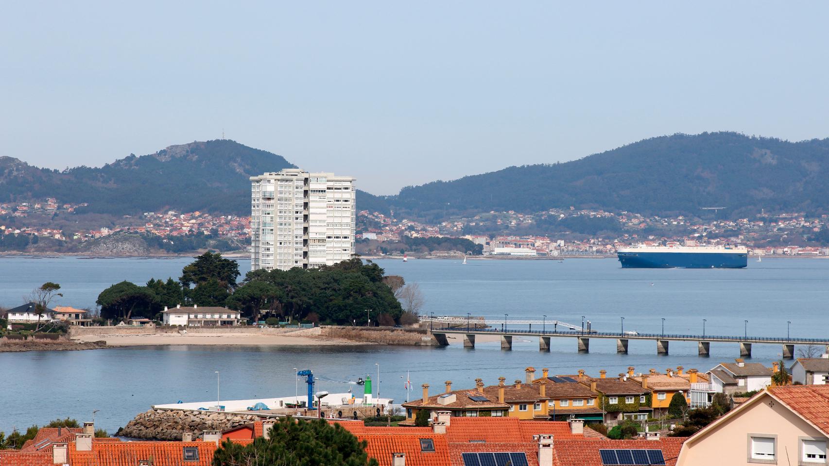 La torre de la Isla de Toralla en el entorno de la playa de Samil.