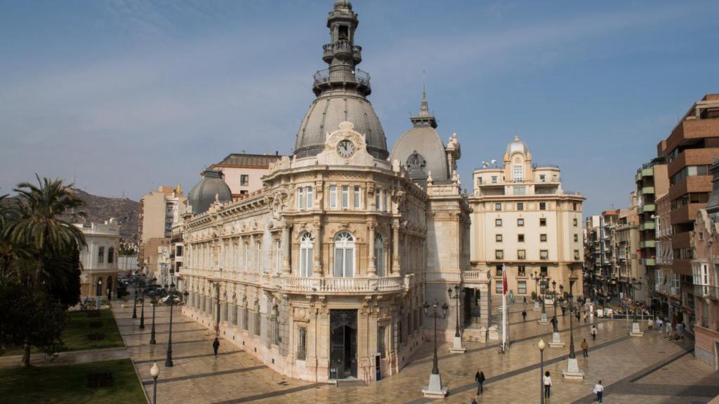 El Ayuntamiento de Cartagena se levante en las inmediaciones del puerto.