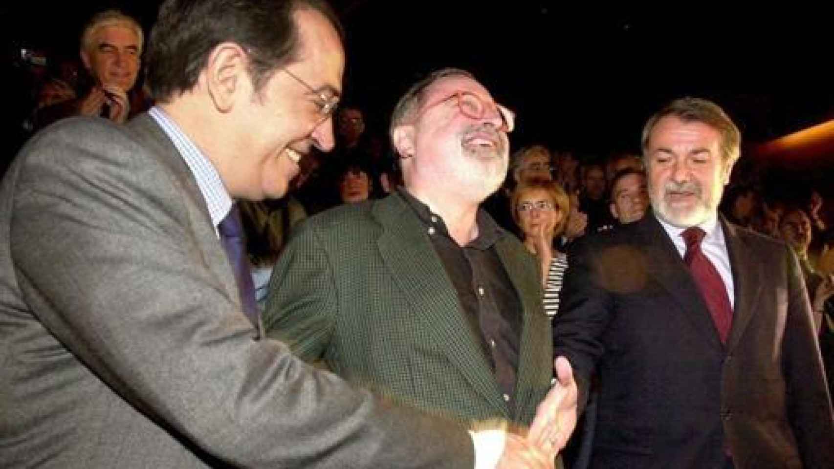 Mayor Oreja y Nicolás Redondo, con Savater en la campaña de 2001.