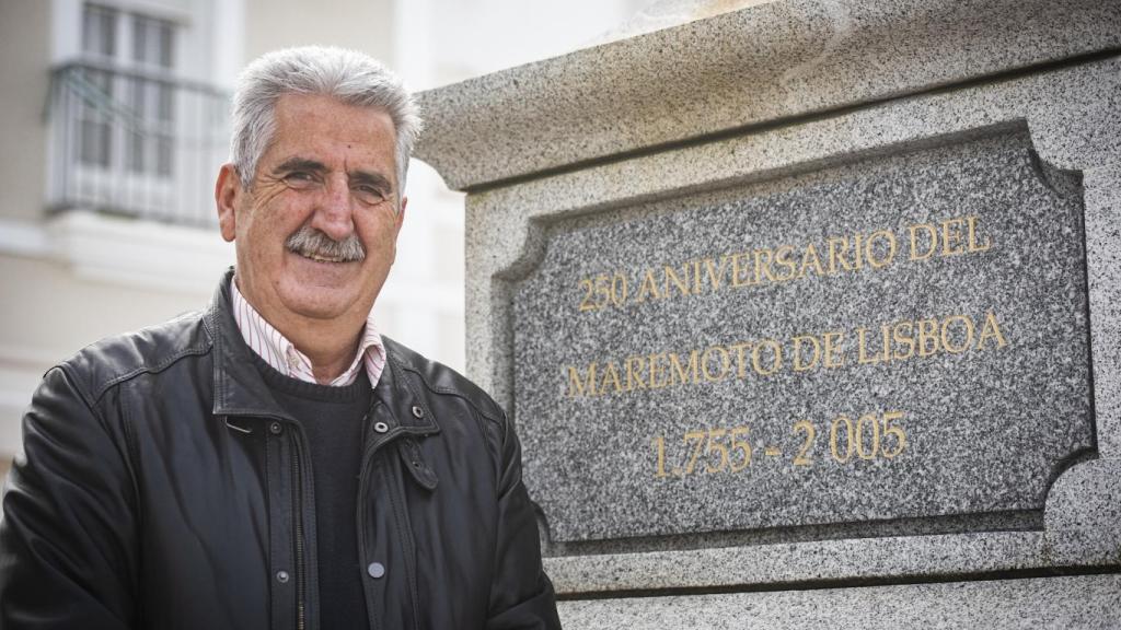 El alcalde de Chipiona, Luis Mario Aparcero, este viernes, delante del monumento de la Cruz del Mar.