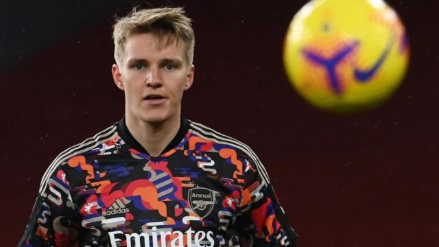 Martin Odegaard, en el calentamiento del Arsenal antes de su debut