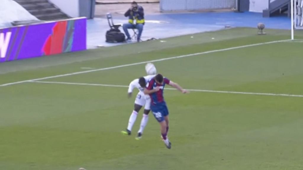 El VAR analiza una jugada entre Melero y Mendy previa al gol de Asensio al Levante