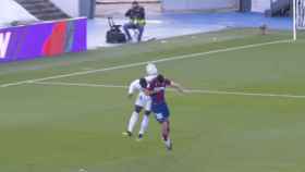 El VAR analiza una jugada entre Melero y Mendy previa al gol de Asensio al Levante