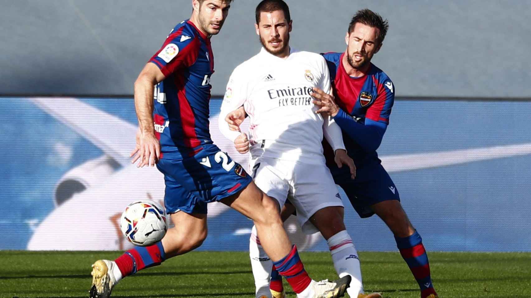 Eden Hazard presionado por dos jugadores del Levante