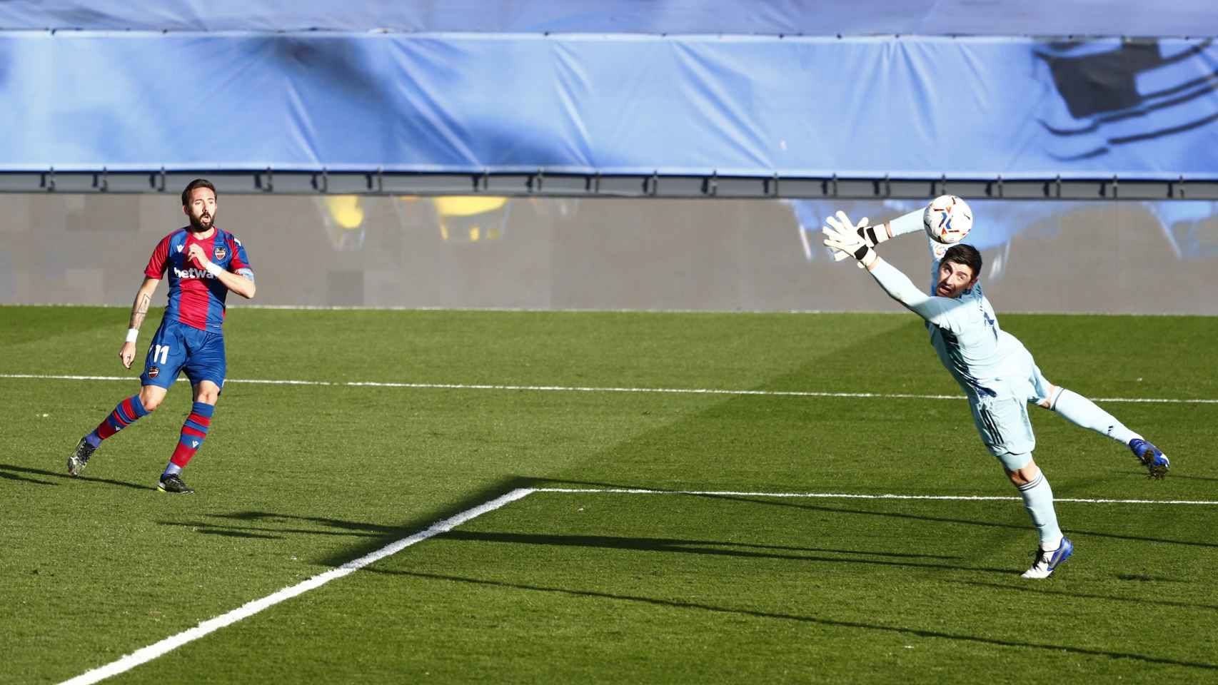Jose Luis Morales supera a Courtois y marca el empate del Levante ante el Real Madrid