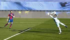 Jose Luis Morales supera a Courtois y marca el primer gol  del Levante ante el Real Madrid
