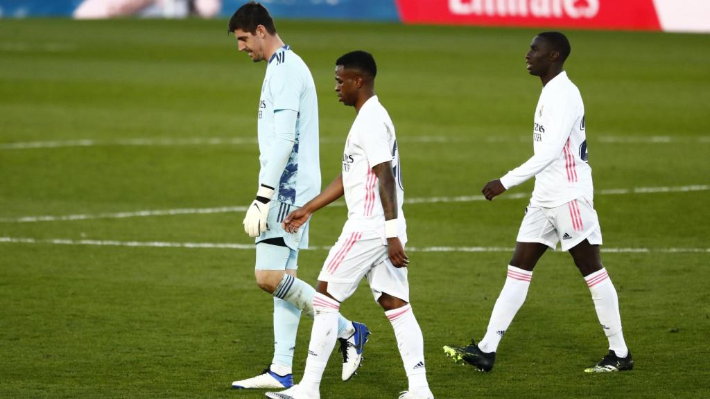 Courtois, Vinicius y Ferland Mendy se retiran del campo tras la derrota