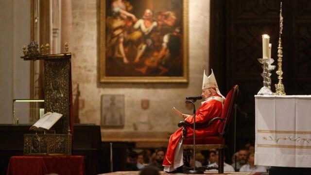 El arzobispo Antonio Cañizares, en la Catedral de Valencia. EE