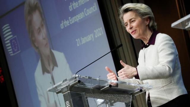 Ursula von der Leyen intenta rebajar la tensión con Boris Johnson por la guerra de vacunas.