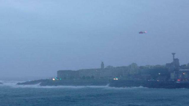 El Helimer sobrevuela la bahía de A Coruña