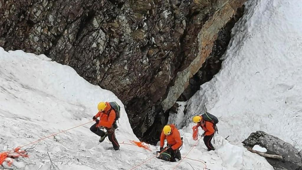 Los equipos de rescate en las labores de búsqueda.