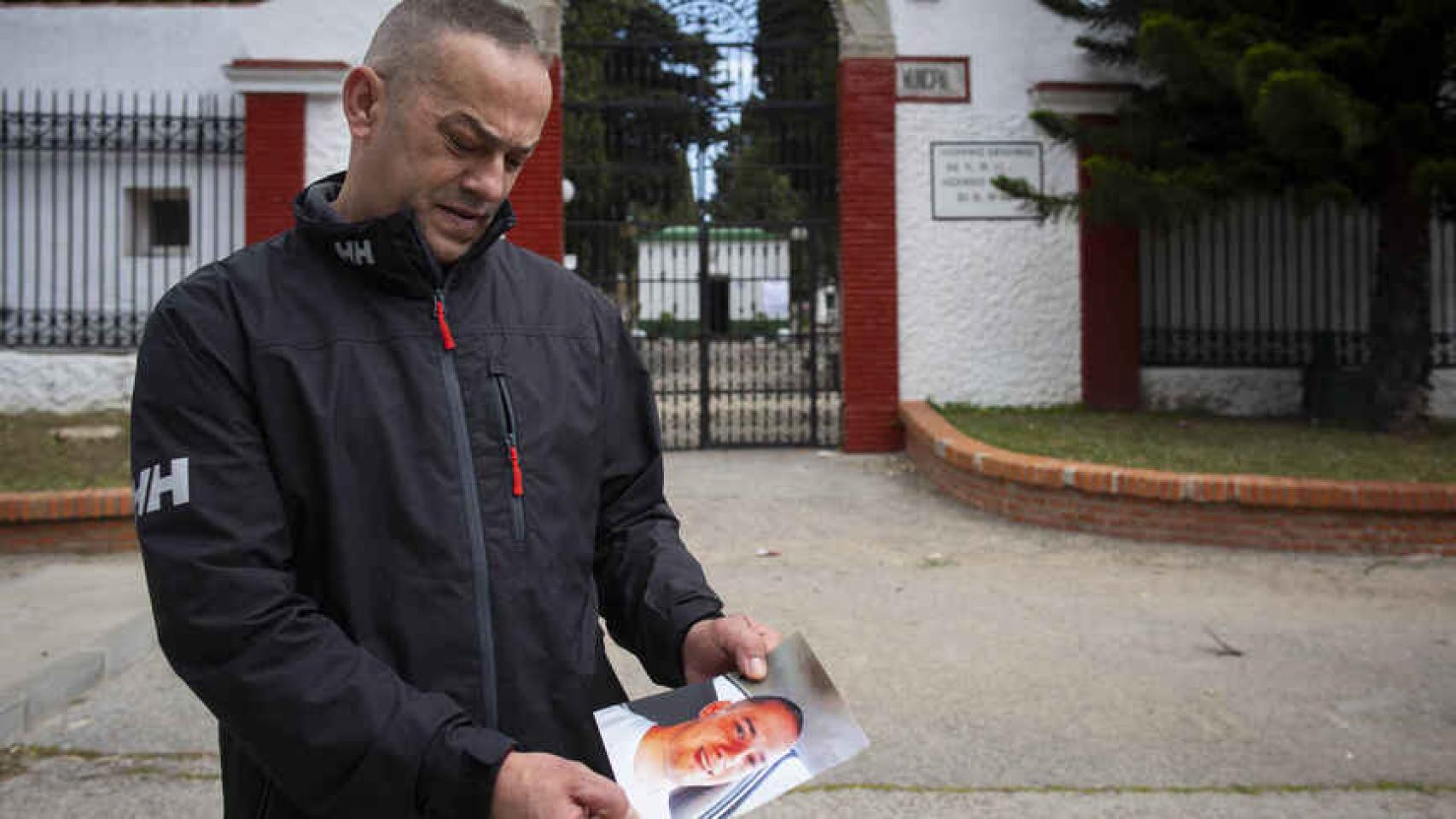 Jesús Martos, padre de Brian Martos, exhibe una fotografía de su hijo, en marzo de 2019.