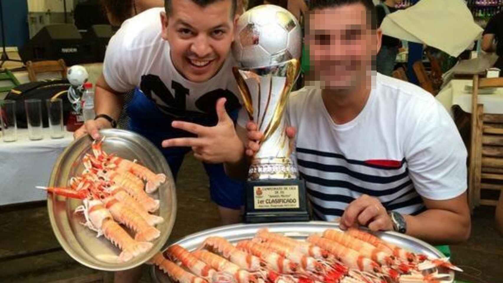 Abdellah el Haj Sadek el Menbri celebrando con marisco la victoria en un campeonato de fútbol amateur
