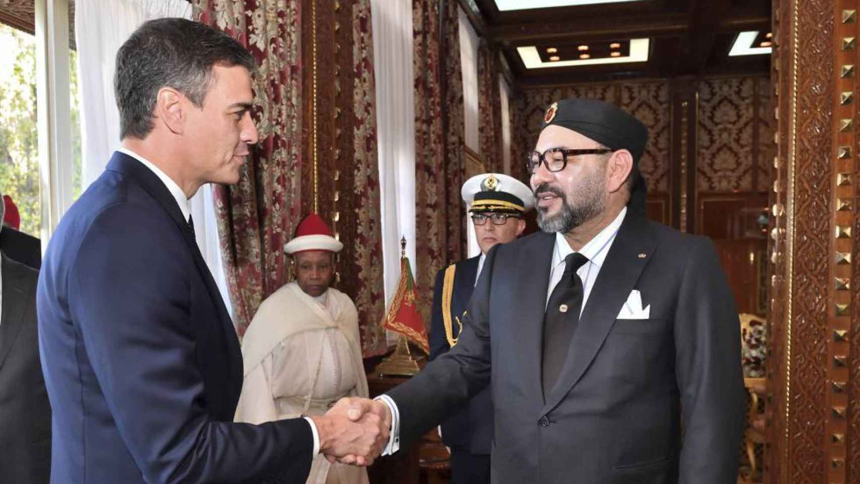 El presidente español, Pedro Sánchez, estrecha la mano de Mohamed VI durante una visita a Marruecos.