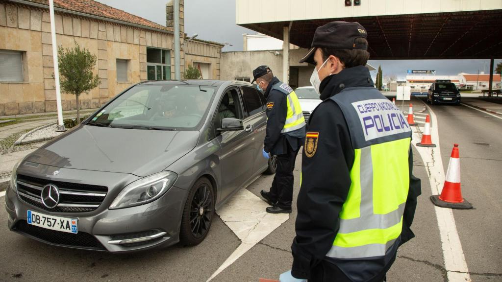 Un control de la Policía Nacional en el puesto fronterizo de Fuentes de Oñoro