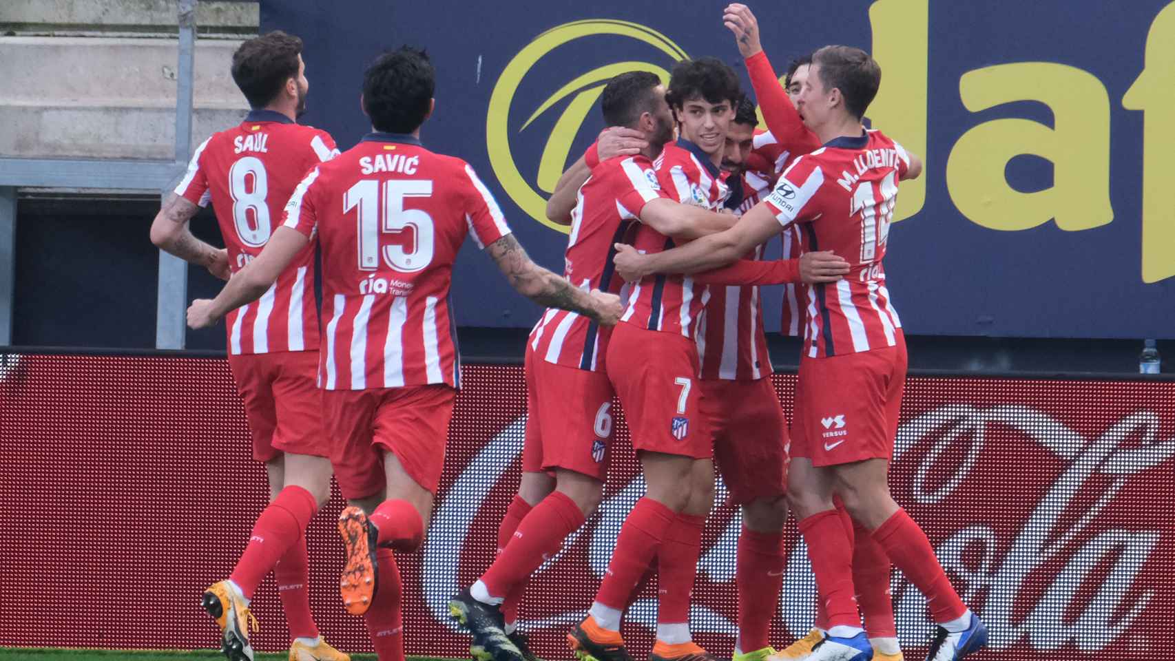 El Atlético celebra en una piña el gol de Luis Suárez