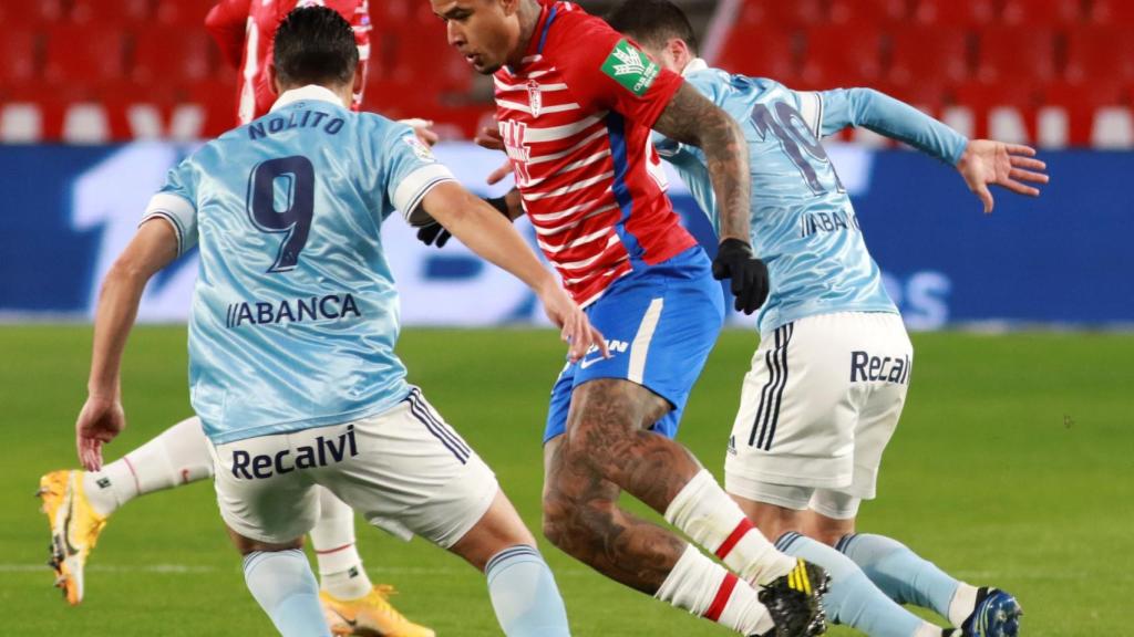 Kenedy ante la defensa del Celta