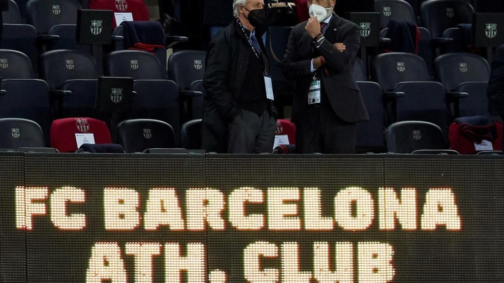 Carles Tusquets y Aitor Elizegi charlan antes del FC Barcelona - Athletic