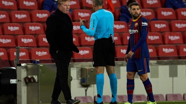 Koeman y Jordi Alba protestan una decisión a Mateu Lahoz