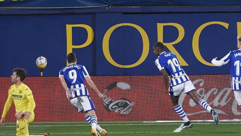 Los jugadores de la Real Sociedad celebran el gol de Isak al Villarreal