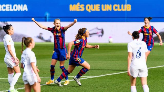 Alexia Putellas celebra uno de los goles del FC Barcelona Femenino frente al Real Madrid Femenino