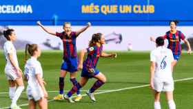 Alexia Putellas celebra uno de los goles del FC Barcelona Femenino frente al Real Madrid Femenino
