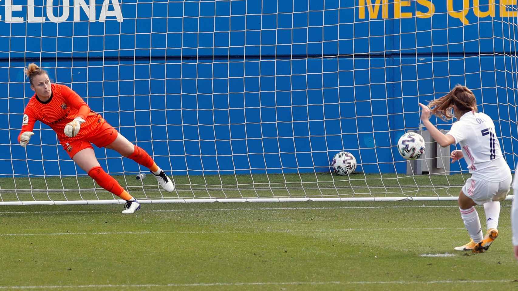 Olga Carmona anota de penalti el gol del Real Madrid Femenino en El Clásico