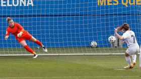 Olga Carmona anota de penalti el gol del Real Madrid Femenino en El Clásico