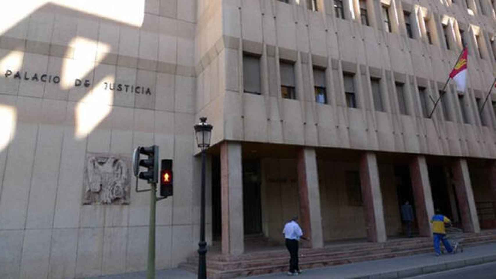 El martes se juzga en Albacete al conductor de autobús acusado de abuso sexual contra una menor en una parada