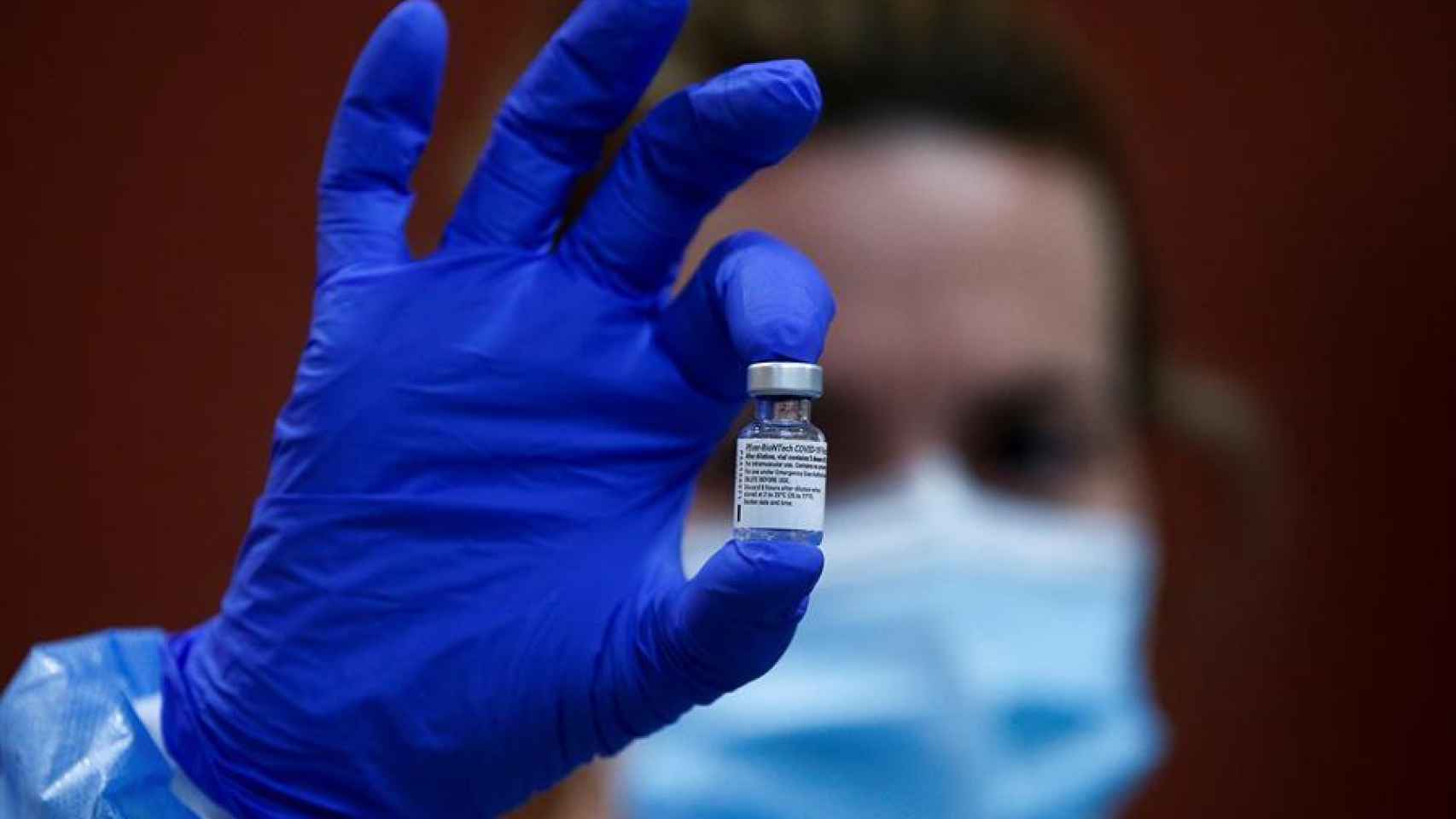 Una trabajadora sanitaria sostiene una vacuna contra la Covid-19.