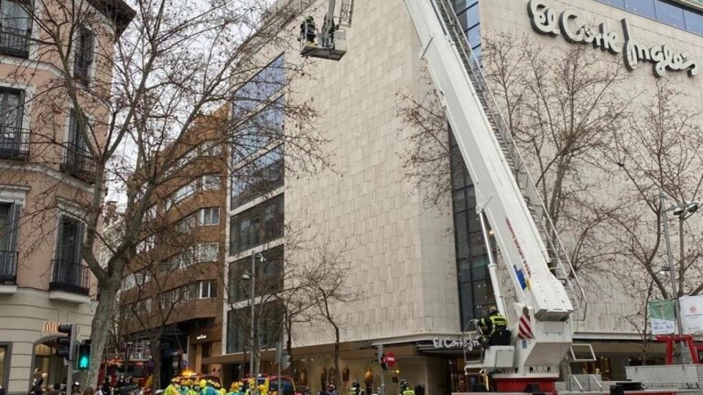 El Corte Inglés de Serrano, en Madrid, durante el incendio en la azotea.