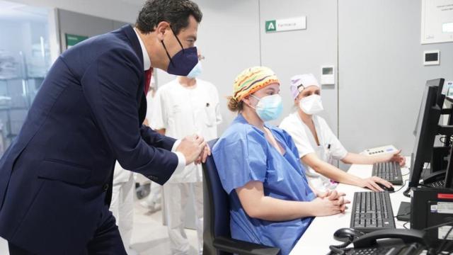 Juanma Moreno en las instalaciones del Hospital Militar de Sevilla