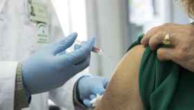 Un sanitario inyecta una vacuna contra la Covid en Andalucía.