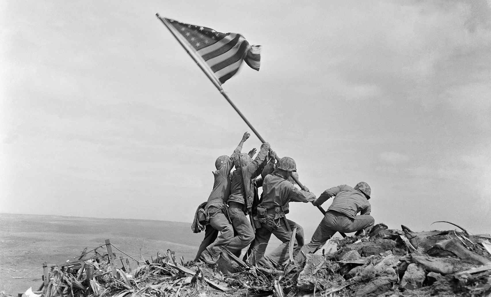Alzando la bandera en Iwo Jima.