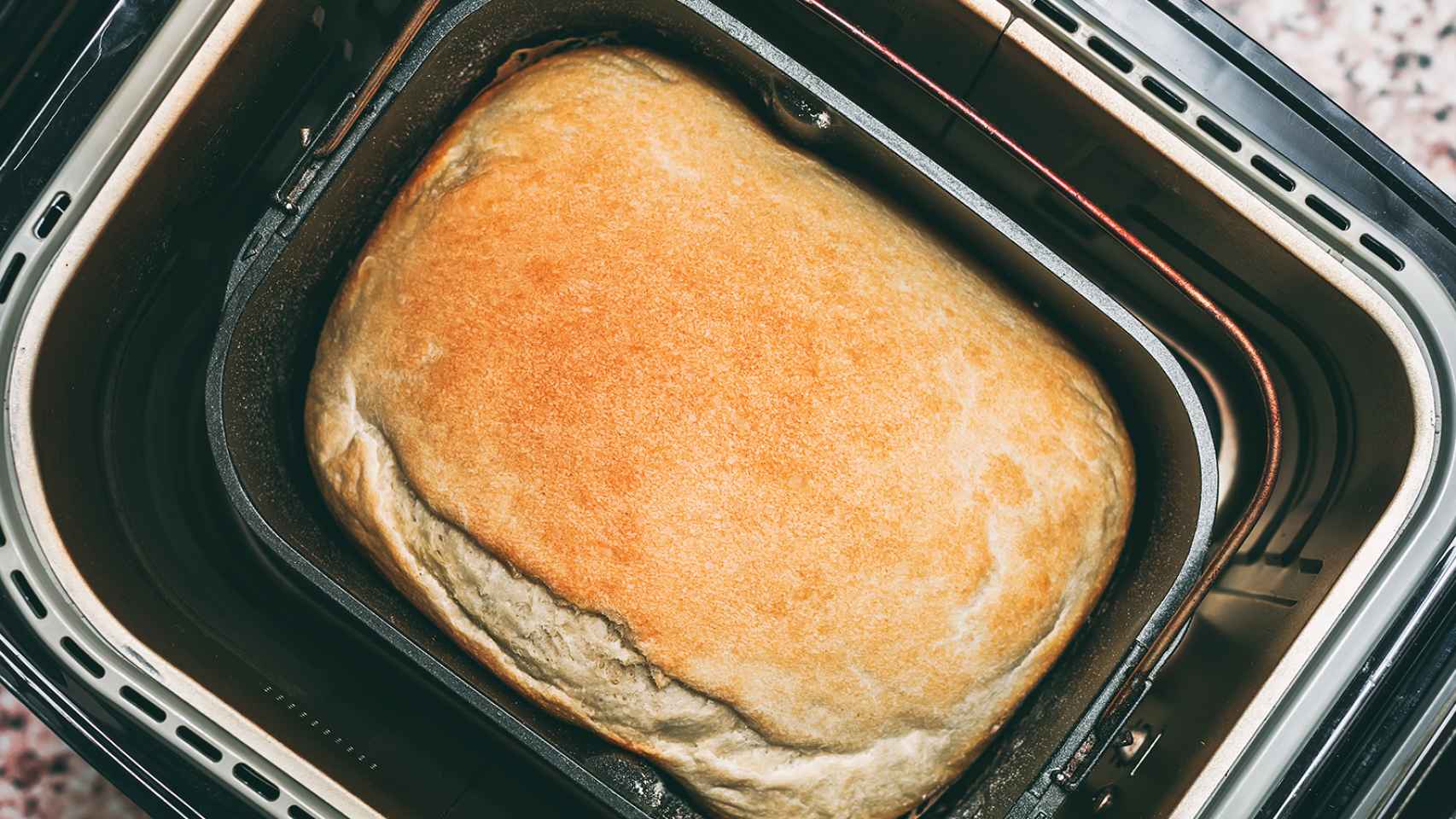 Un pan casero cociéndose en una panificadora.
